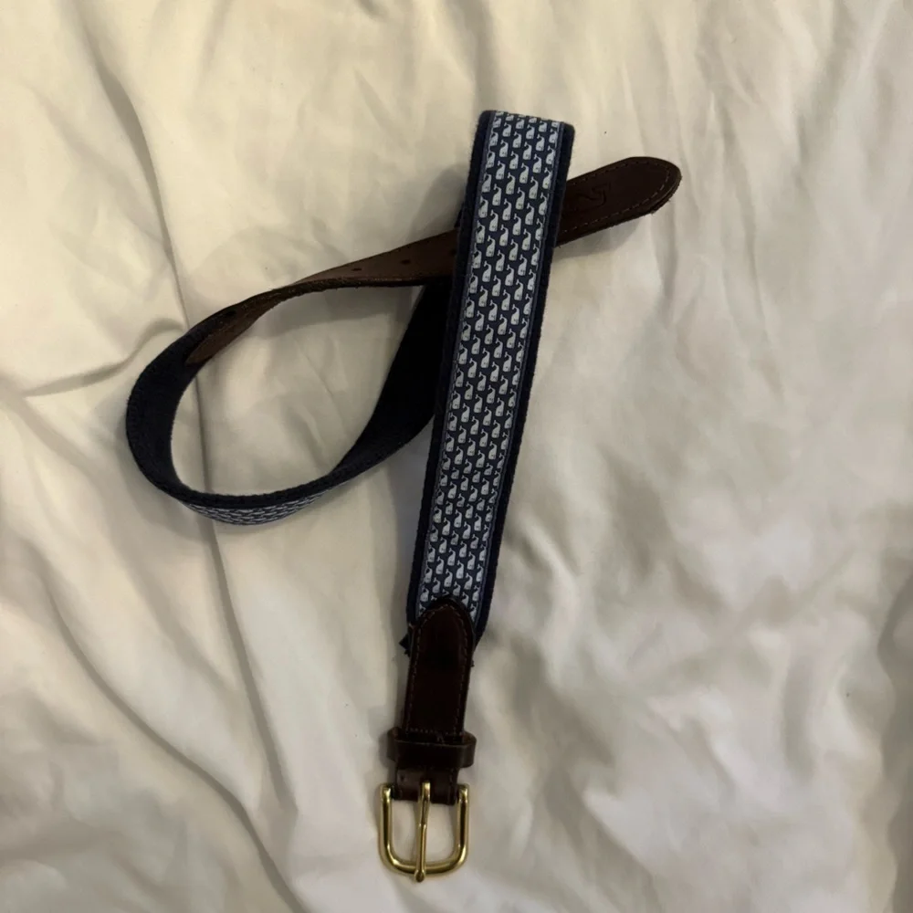 EUC Vineyard Vines Size 26 Micro Whale Logo Blue Golf Club Belt